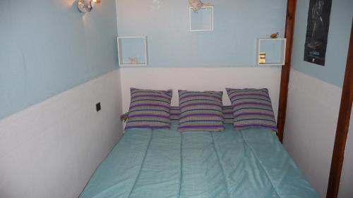 サルラ・ラ・カネダにあるLes Toits de Sarlatのベッドルーム1室(ベッド1台、枕2つ付)