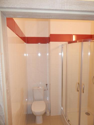 Ένα μπάνιο στο Hostel Wólka Kosowska z prywatnymi łazienkami