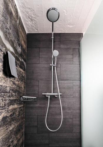 una doccia con soffione in un bagno di The Garage a Varmahlíð