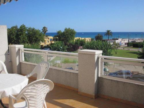 塔瑪莉特的住宿－Cala Azul 304-306 Tamarit，一个带桌椅的海景阳台