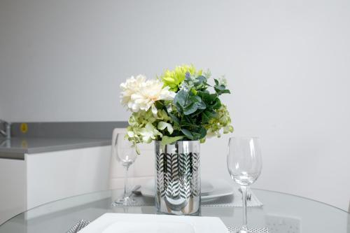 Bevande di Skyvillion - COZY APARTMENTS in Enfield Town With Free Parking & Wifi