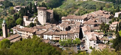 a town with a castle and a bunch of buildings at Bassano Up in Mussolente 