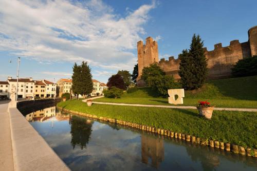 a view of a river with a castle in the background at Bassano Up in Mussolente 