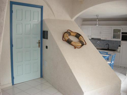 カルロフォルテにあるI colori del mareの白いドア付きのキッチンの階段