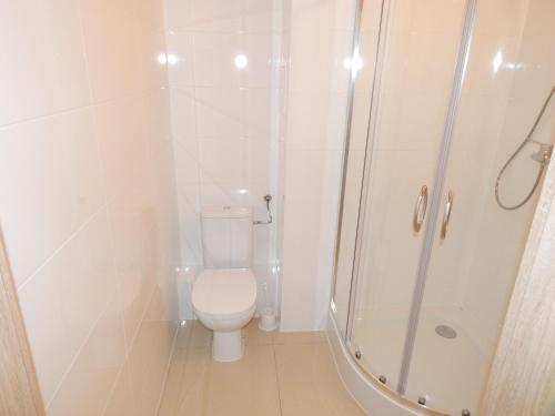 Ένα μπάνιο στο Hostel Wólka Kosowska z prywatnymi łazienkami