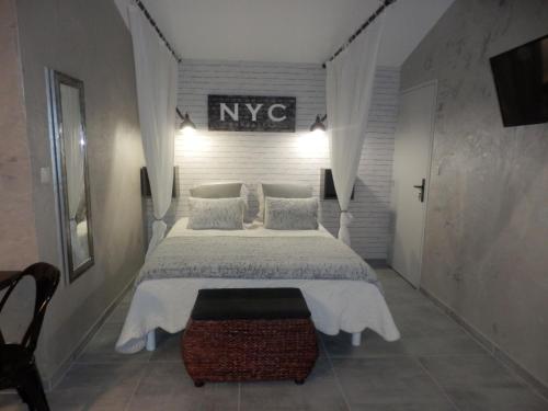 ランブクにあるGite Le city en Provenceのベッドルーム1室(大型ベッド1台付)が備わります。