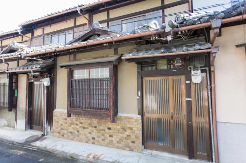 City Center 200 Years Old Traditional House Next to 2 Train Lines