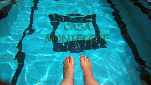 uma pessoa de pé numa piscina com os pés na água em Casa Montecote Eco Resort em Vejer de la Frontera