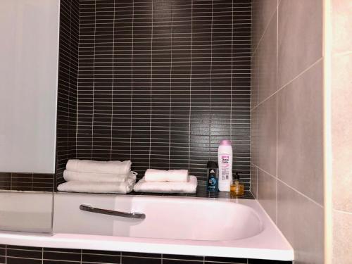 a bathroom with a bath tub with towels on it at Apartamento Europa Jardín in Oviedo
