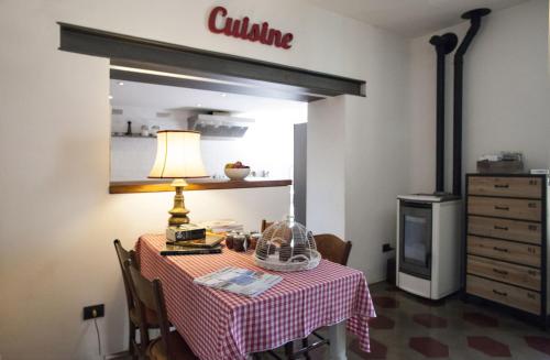 stół jadalny z czerwoną i białą tkaniną w obiekcie Villa Albonico w mieście Laglio