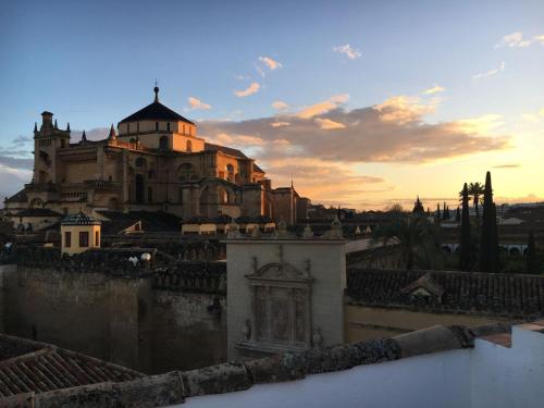 コルドバにあるEl balcón de la Mezquitaの夕日を背景にした建物