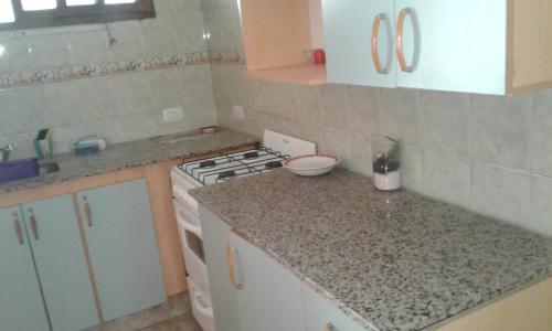 cocina con fogones y encimera en casa tipo duplex en Mar del Plata