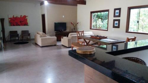 a living room with a couch and a table at Pousada Recanto do Sossego- Serra da Canastra in Vargem Bonita