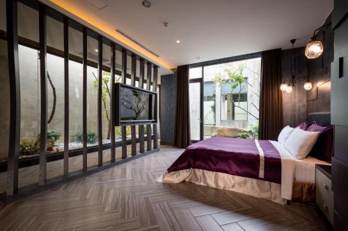 a bedroom with a bed and large windows at Shu Jia Motel in Taichung