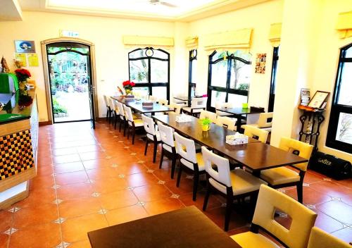 a dining room with a long table and chairs at Borabora B&B in Nanwan