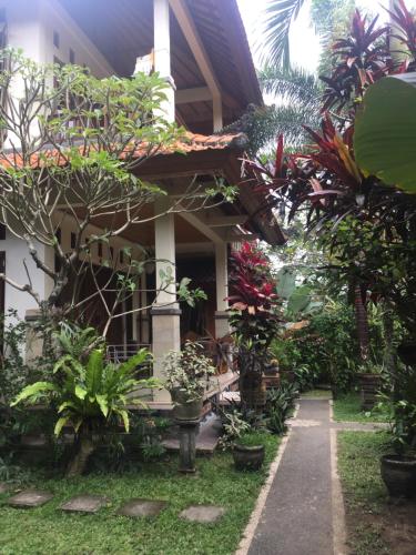una casa con un montón de plantas delante de ella en Bagus Homestay, en Ubud