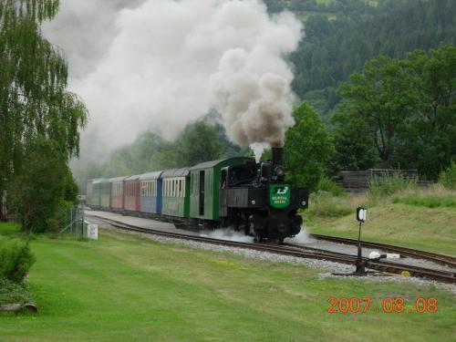 a steam train is coming down the tracks at Da Bräuhauser in Stadl an der Mur