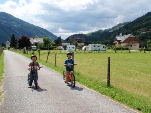 two young boys riding bikes down a road at Da Bräuhauser in Stadl an der Mur