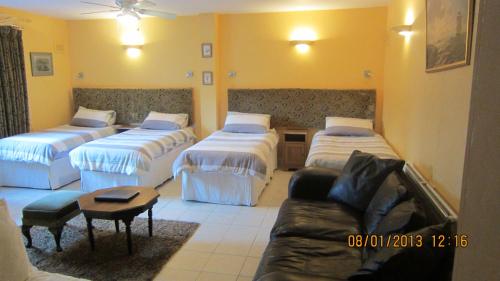 A bed or beds in a room at Melrose House 