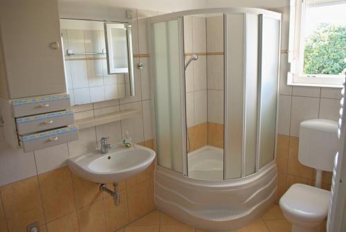 Ванна кімната в Apartments & Rooms BARBARA
