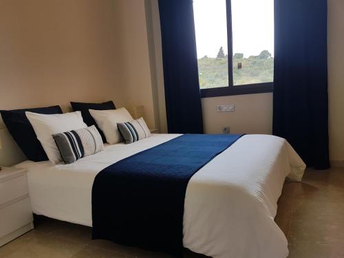 ラ・カラ・デ・ミハスにあるCalanova Sea Golfの大きな窓付きの客室の大型ベッド1台分です。