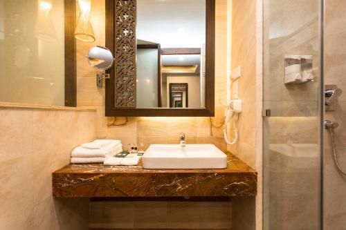 Kamar mandi di Hotel Mystic Mountain