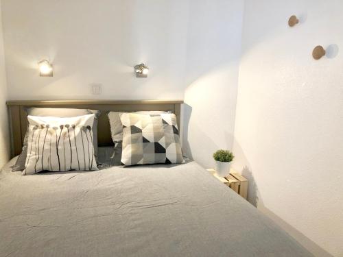 une chambre avec un lit avec des oreillers dessus dans l'établissement Cannes vue mer, à Cannes