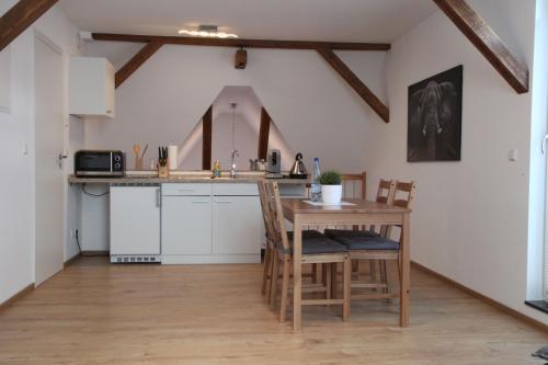 uma cozinha com mesa e cadeiras num quarto em Schwaben Apartment em Oberboihingen