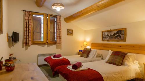 מיטה או מיטות בחדר ב-Chalet Coeur des Brévières by Chalet Chardons