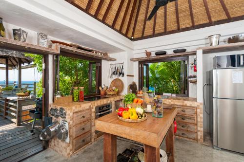 Kuchyň nebo kuchyňský kout v ubytování Cape Shark Villas
