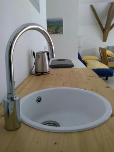 a kitchen counter with a sink in a room at Bauernhaus Pledlberg in Winzer