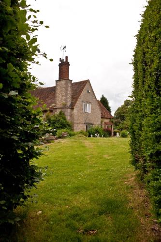 an old house in the middle of a yard at Church Hill Farm in Lighthorne