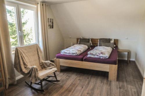 Tempat tidur dalam kamar di Landhaus-Lässig