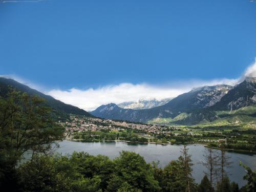 O vedere generală la munți sau o vedere la munte luată de la acest apartament