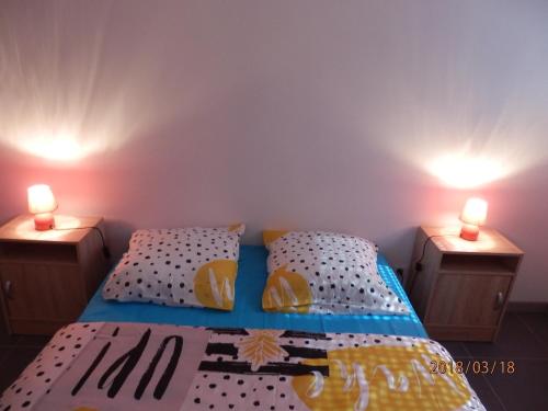 Linguizzettaにあるlocation vacancesのベッドルーム1室(ツインベッド2台、ランプ2つ付)