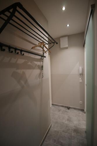 Cette chambre est dotée d'un cheval sur un mur. dans l'établissement City&More! Apartment-Wieden, à Vienne