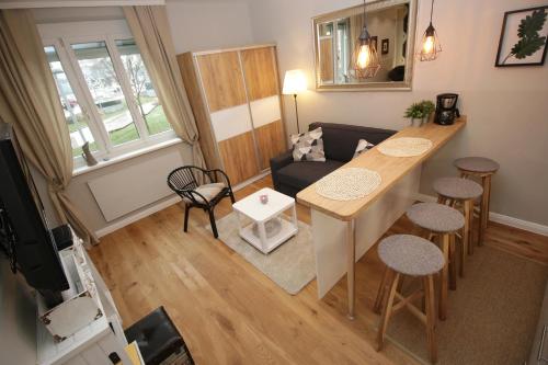 uma pequena sala de estar com uma mesa e um sofá em City&More! Apartment-Wieden em Viena