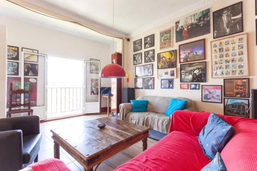 Casa Blues في أركوس ديلا فرونتيرا: غرفة معيشة مع أريكة وطاولة