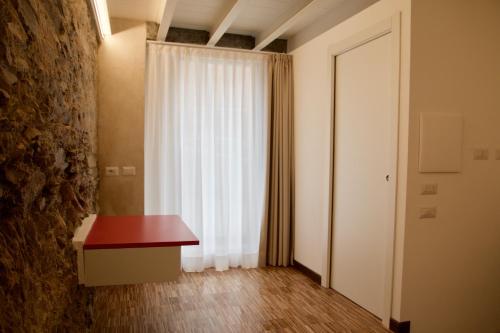 a room with a red bench and a window at B&B Mare di Fuori in Stintino