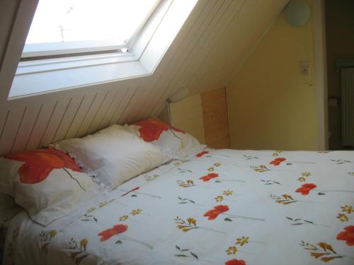 a bed in a room with a window at B&B Greenhouse 37 in Langemark