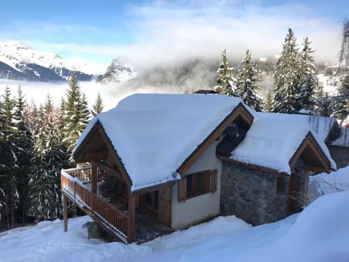 a cabin with snow on the roof at Chal'Oz 4 stars in Oz