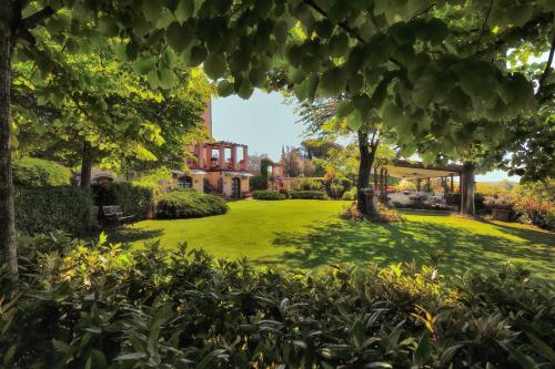 a view of a lawn with a house in the background at Domus Volumnia Country House in Perugia