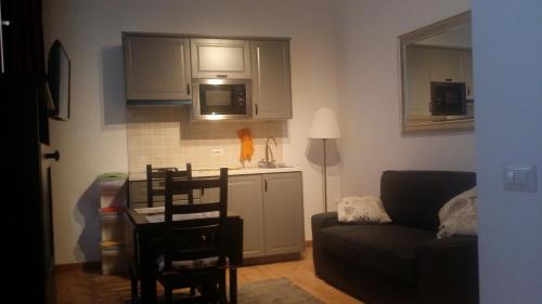 a living room with a couch and a kitchen at Casa Maria e Casa Cristina in Orvieto