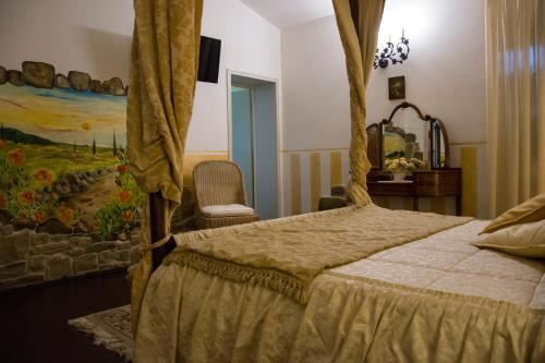 a bedroom with a bed and a painting on the wall at Agriturismo Campofiorito in Monsummano Terme