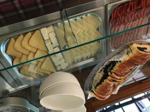 a display case with cheese and a loaf of bread at Hotel Síkfőkút in Noszvaj