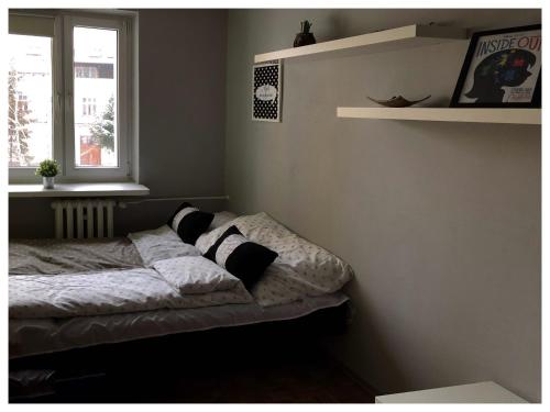 sypialnia z łóżkiem z poduszkami w obiekcie Kwadrat B&B Jałowego w mieście Rzeszów