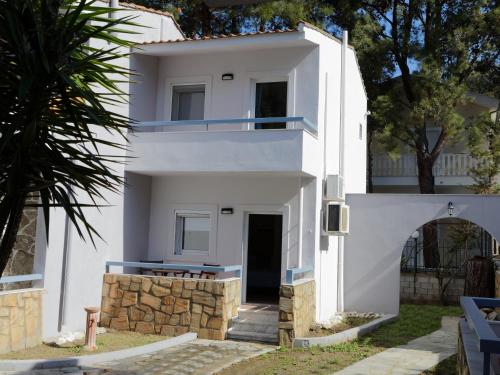 a white house with a staircase leading up to it at BLEU- VERT in Prinos