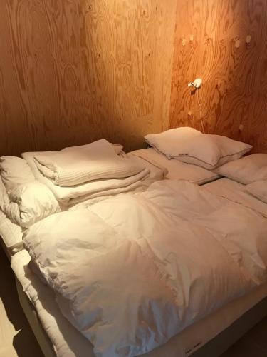 Postel nebo postele na pokoji v ubytování Båstad Ateljehus