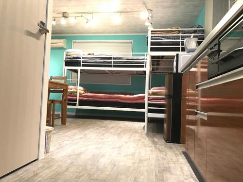 Двухъярусная кровать или двухъярусные кровати в номере AK202 Guest house AKASAKA