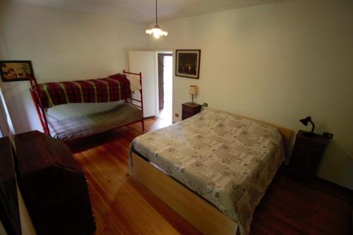 コーリコにあるColico Verdeのベッドルーム1室(ベッド1台付)、ベッド1台(ベッド1台付)が備わります。